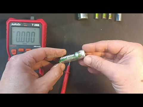 Scopri il trucco per misurare la carica della batteria stilo con un tester: semplice e veloce!